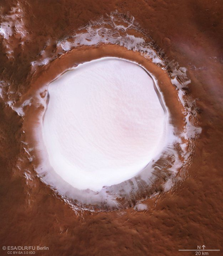 Illustration for article titled Las últimas imágenes de Marte nos muestran a Korolev, el impresionante cráter repleto de hielo